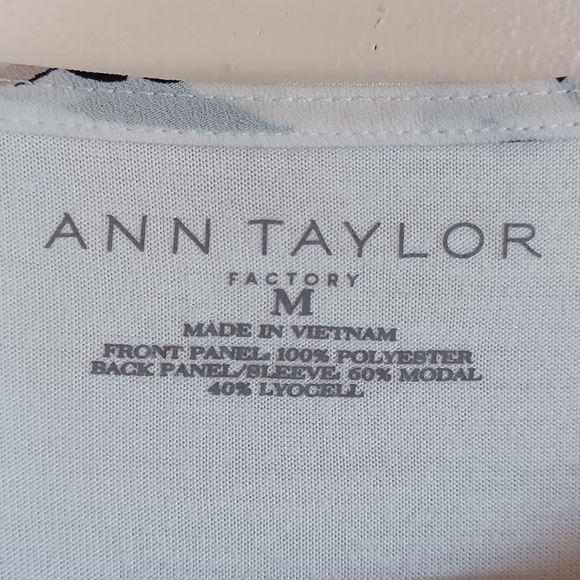 Women's Medium Ann Taylor Floral Tee - Picture 3 of 4